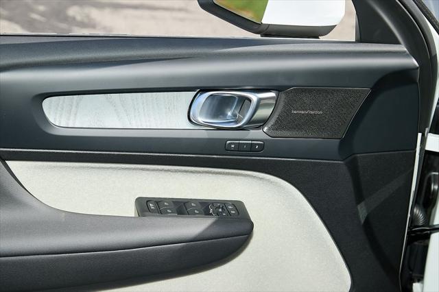 new 2025 Volvo XC40 car