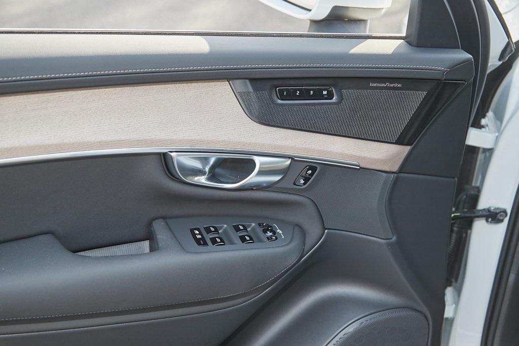 new 2025 Volvo XC90 Plug-In Hybrid car
