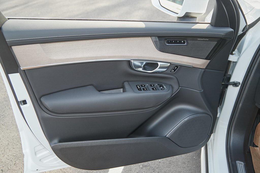 new 2025 Volvo XC90 Plug-In Hybrid car