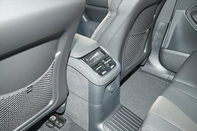 new 2025 Volvo XC90 Plug-In Hybrid car