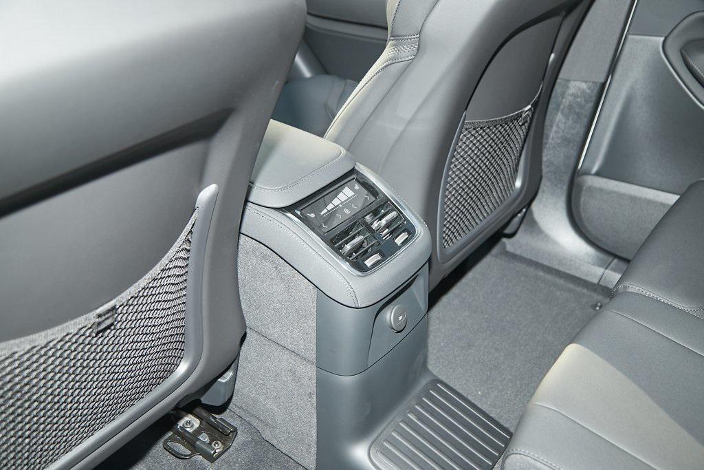 new 2025 Volvo XC90 Plug-In Hybrid car
