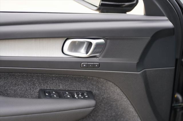 new 2025 Volvo XC40 car