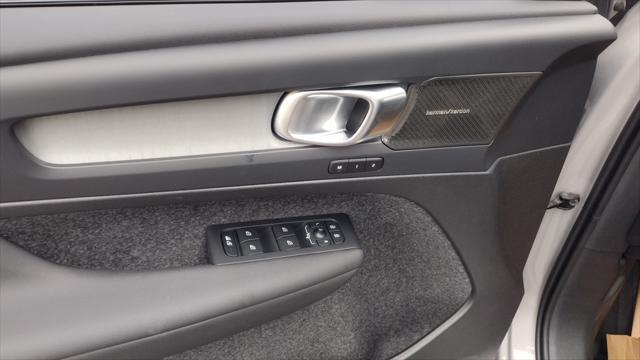 new 2025 Volvo XC40 car