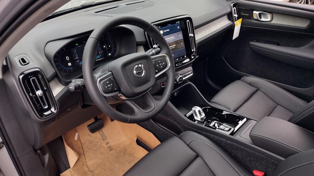new 2025 Volvo XC40 car, priced at $41,995