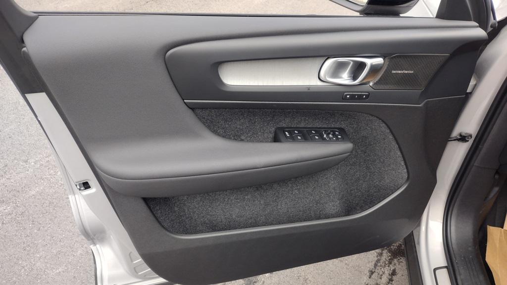 new 2025 Volvo XC40 car, priced at $41,995