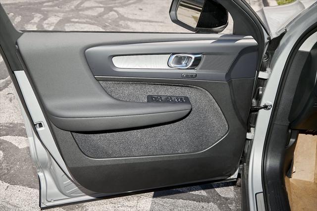 new 2025 Volvo XC40 car