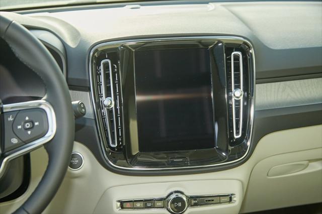new 2025 Volvo XC40 car