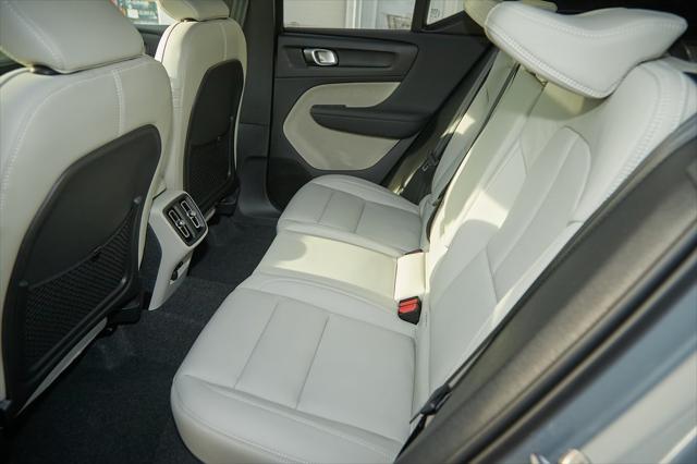 new 2025 Volvo XC40 car