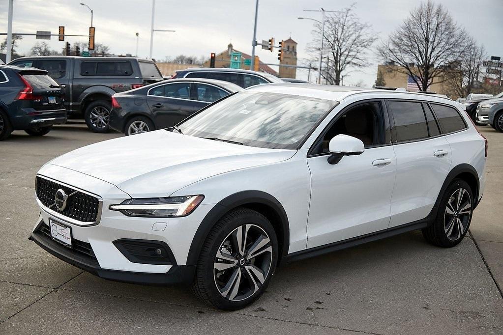 new 2024 Volvo V60 Cross Country car