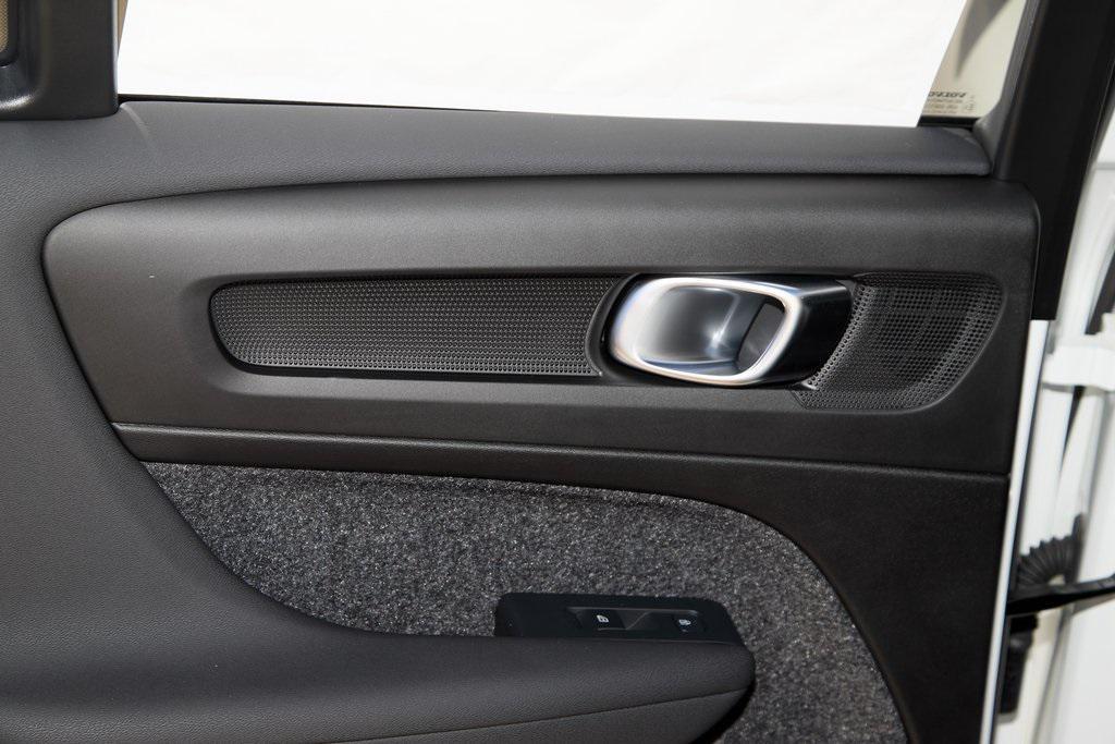 new 2025 Volvo XC40 car, priced at $41,995