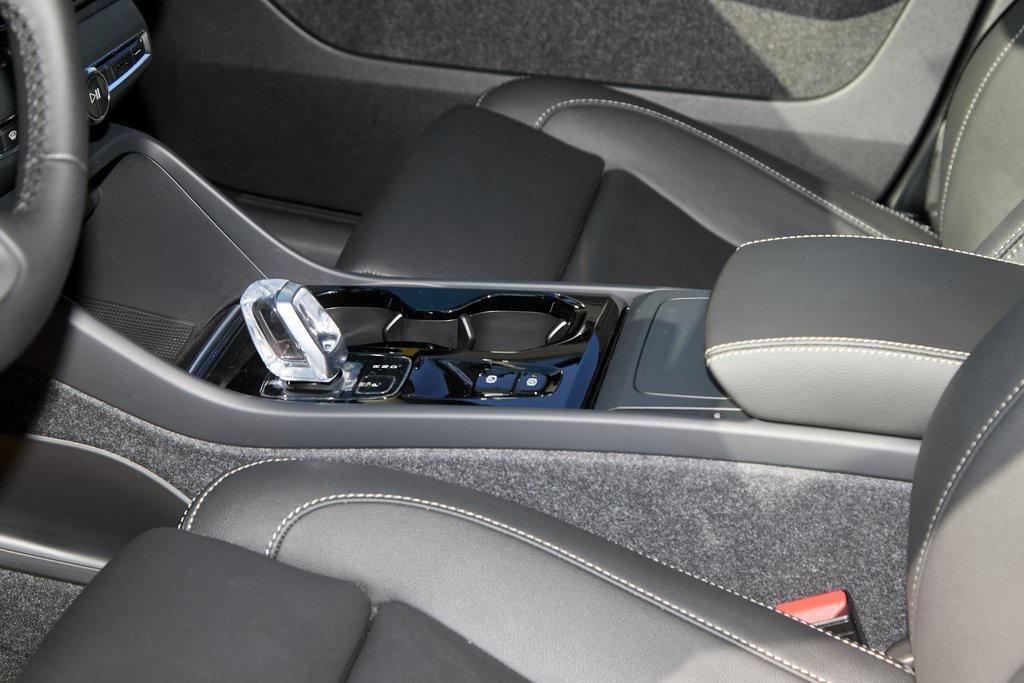 new 2025 Volvo XC40 car, priced at $41,995
