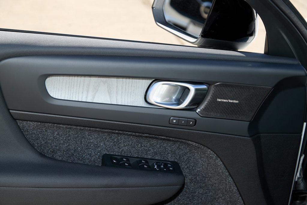 new 2025 Volvo XC40 car, priced at $41,995