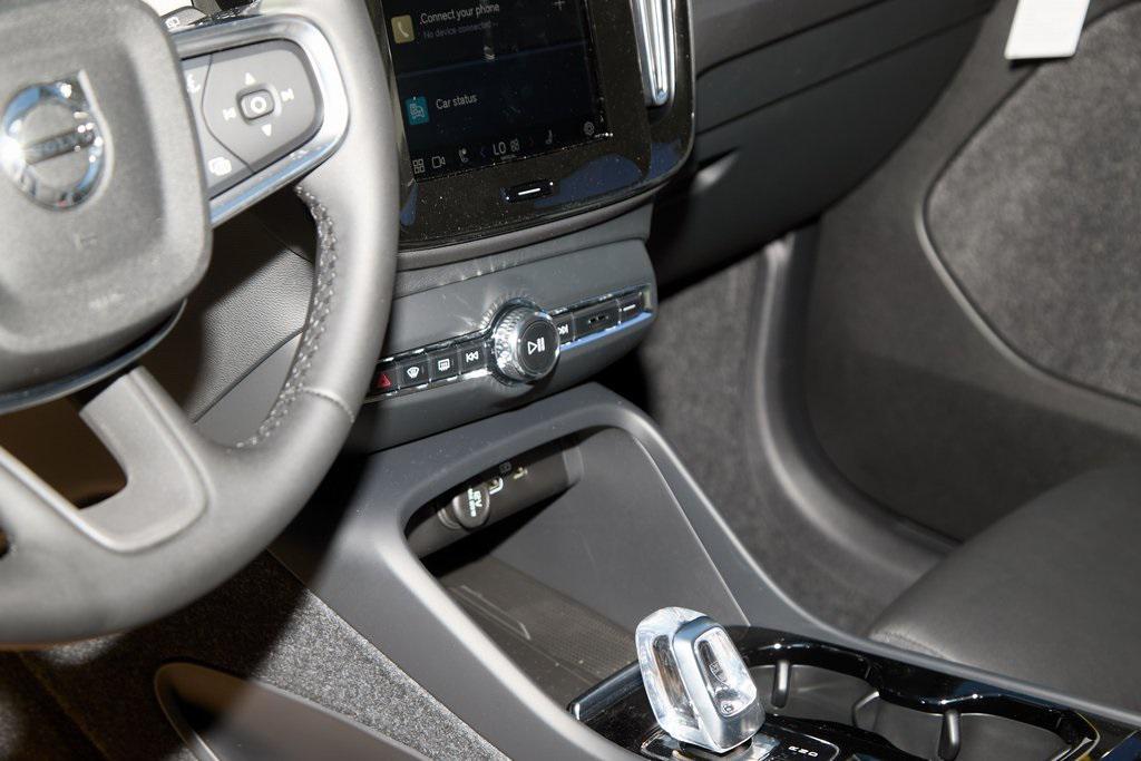 new 2025 Volvo XC40 car, priced at $41,995