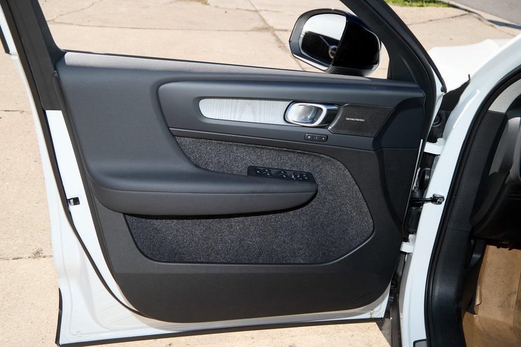 new 2025 Volvo XC40 car, priced at $41,995