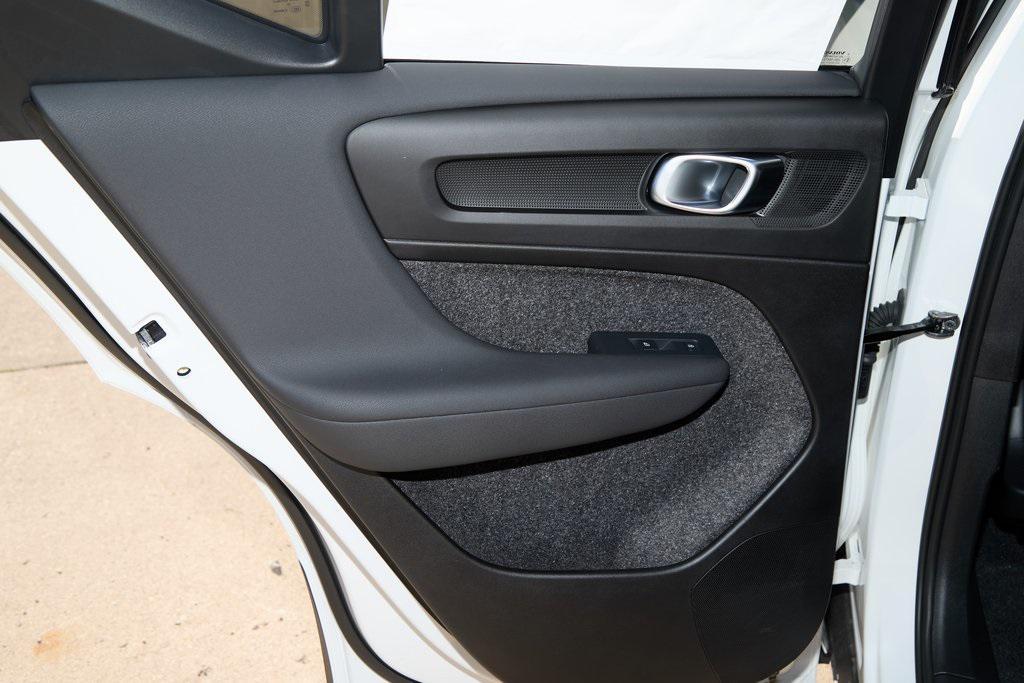 new 2025 Volvo XC40 car, priced at $41,995