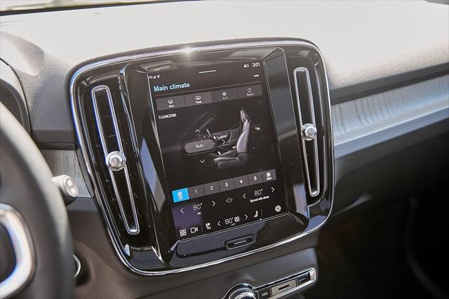 new 2025 Volvo XC40 car