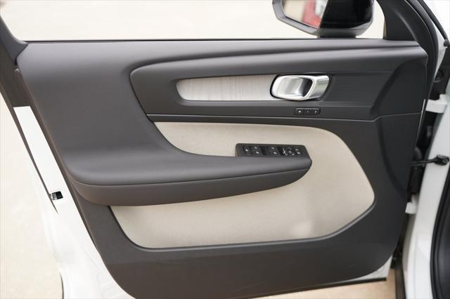 new 2025 Volvo XC40 car