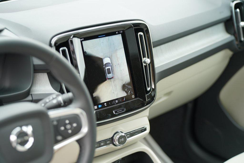 new 2025 Volvo XC40 car, priced at $39,995