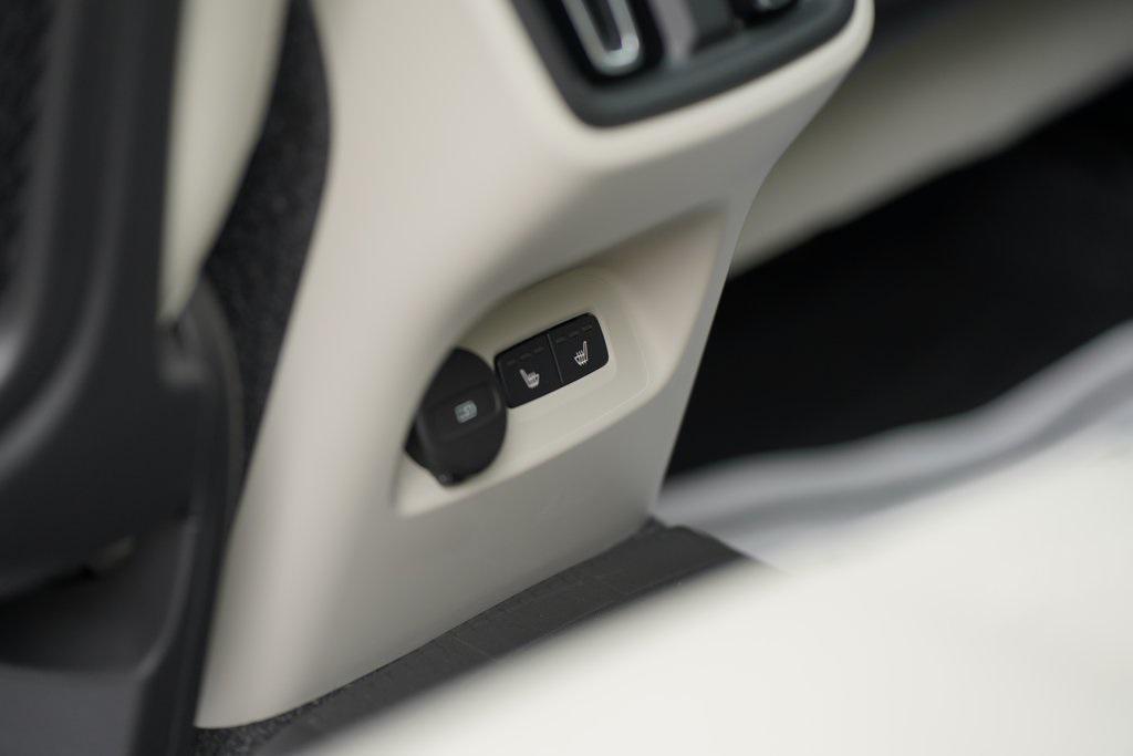 new 2025 Volvo XC40 car, priced at $39,995