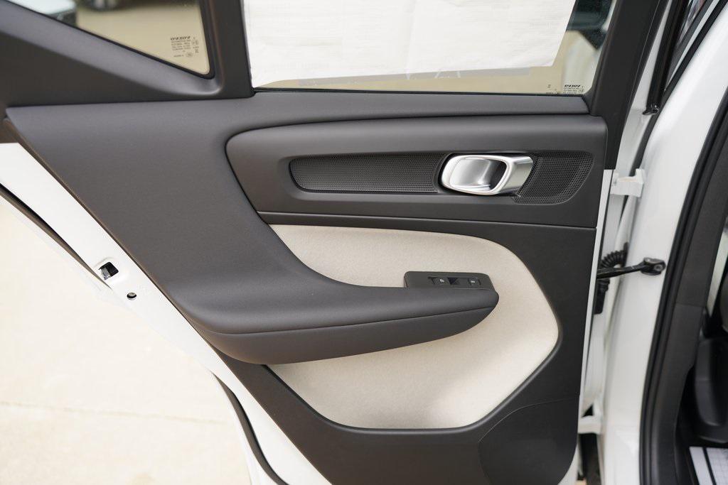 new 2025 Volvo XC40 car, priced at $39,995