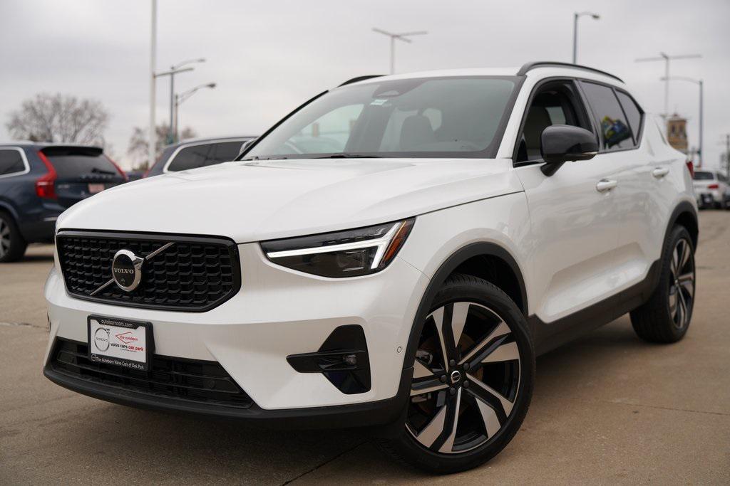 new 2025 Volvo XC40 car, priced at $39,995