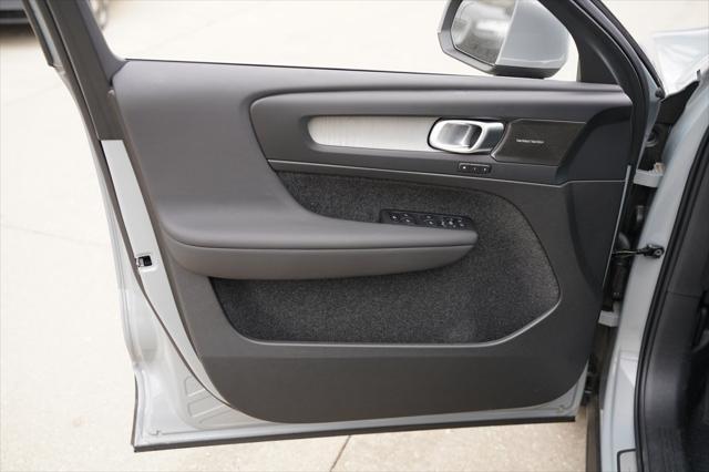 new 2025 Volvo XC40 car