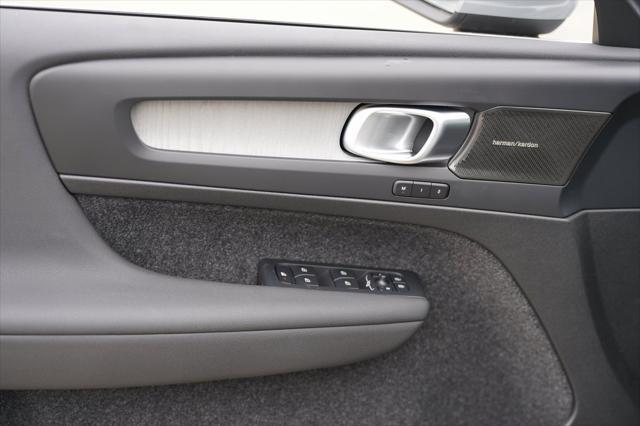 new 2025 Volvo XC40 car
