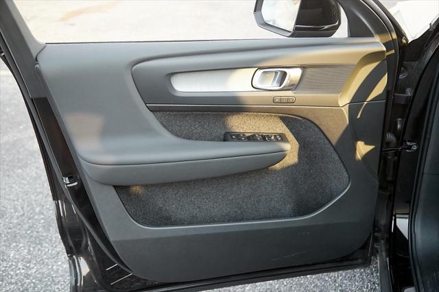 new 2025 Volvo XC40 car, priced at $40,095
