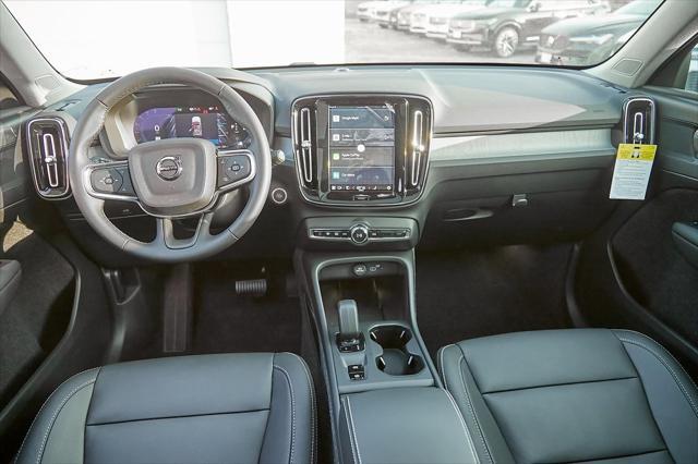 new 2025 Volvo XC40 car, priced at $40,095