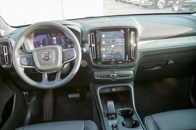 new 2025 Volvo XC40 car, priced at $40,095