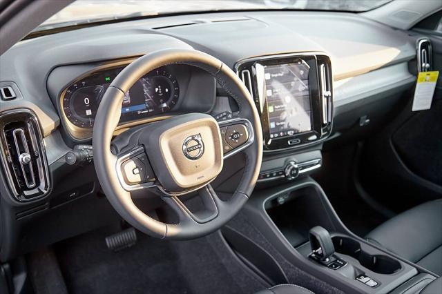 new 2025 Volvo XC40 car, priced at $40,095