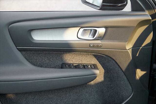 new 2025 Volvo XC40 car, priced at $40,095