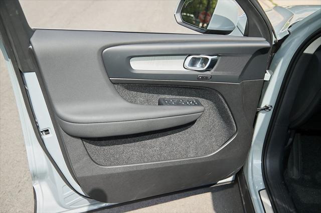 new 2025 Volvo XC40 car, priced at $40,899