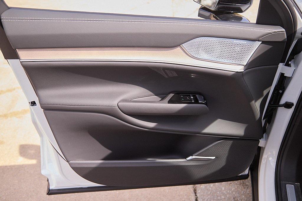 new 2025 Volvo EX90 car, priced at $86,810