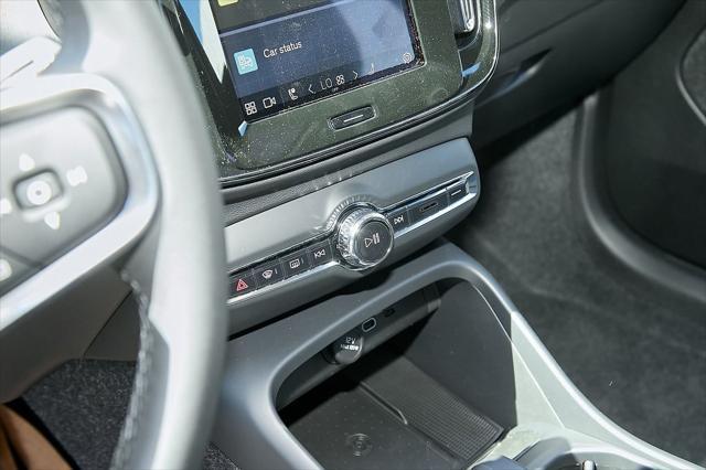 new 2025 Volvo XC40 car