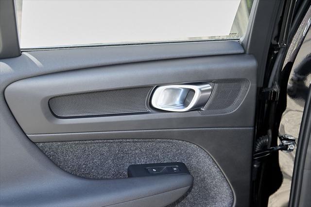 new 2025 Volvo XC40 car
