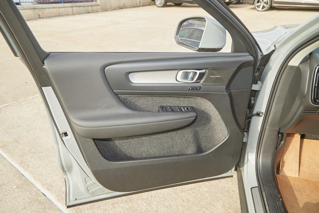 new 2025 Volvo XC40 car, priced at $40,995