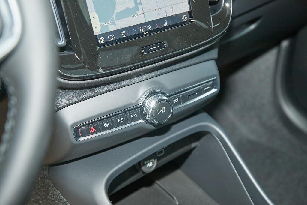 new 2025 Volvo XC40 car, priced at $40,995