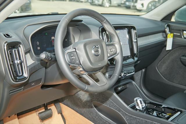 new 2025 Volvo XC40 car