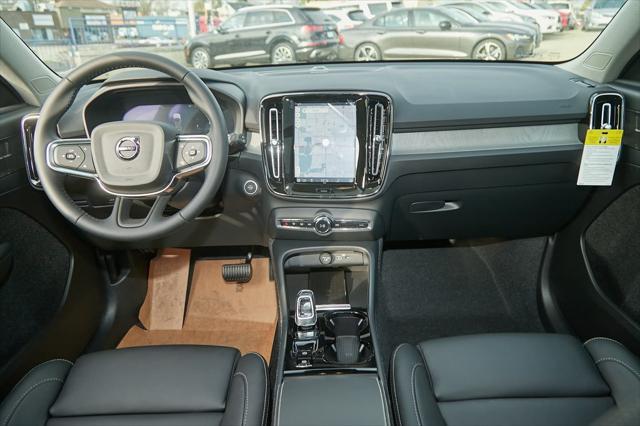 new 2025 Volvo XC40 car
