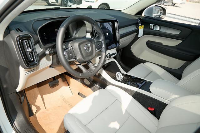 new 2025 Volvo XC40 car