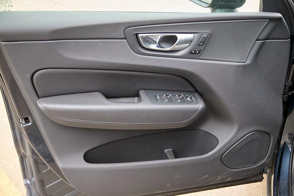 new 2025 Volvo XC60 car, priced at $48,995