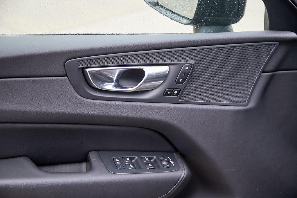 new 2025 Volvo XC60 car, priced at $48,995