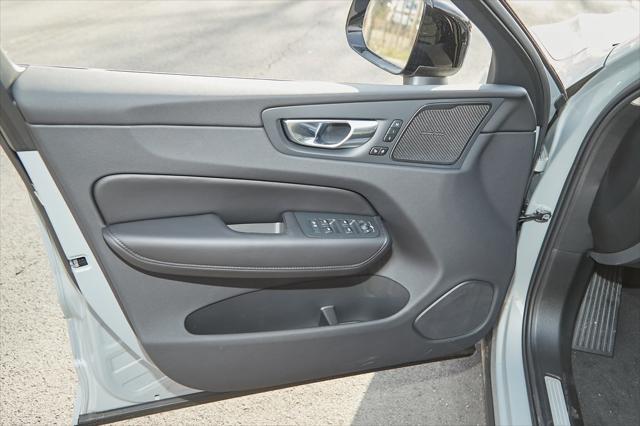 new 2025 Volvo XC60 Plug-In Hybrid car