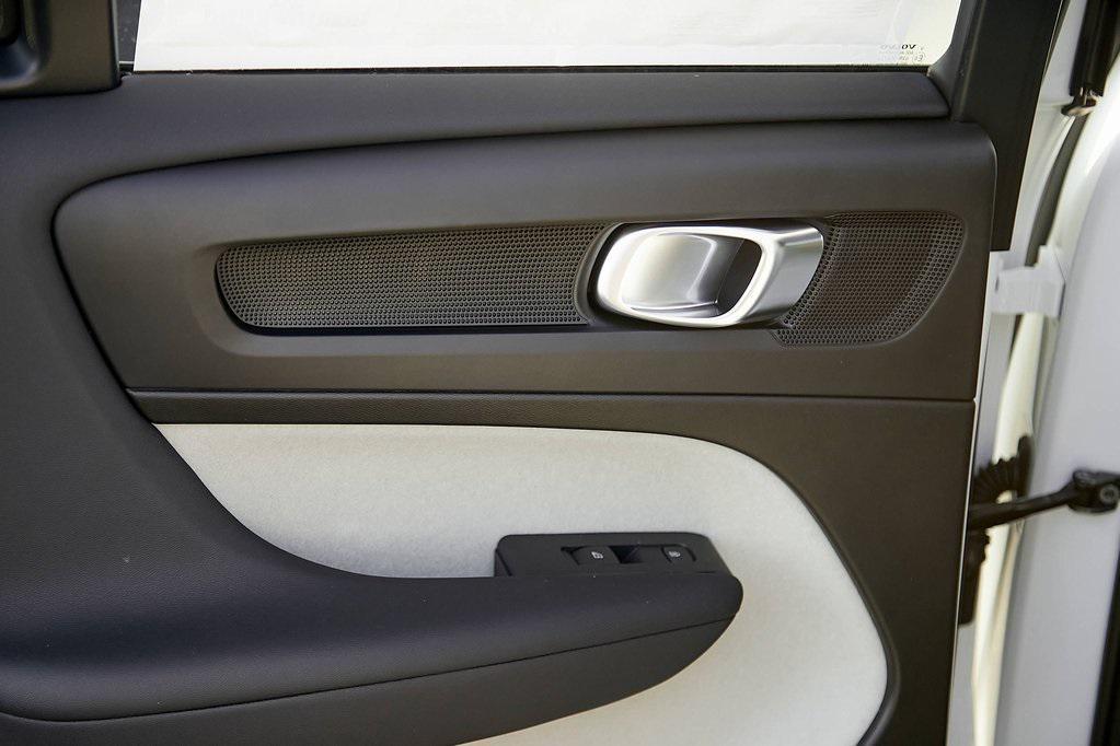 new 2025 Volvo XC40 car, priced at $39,995