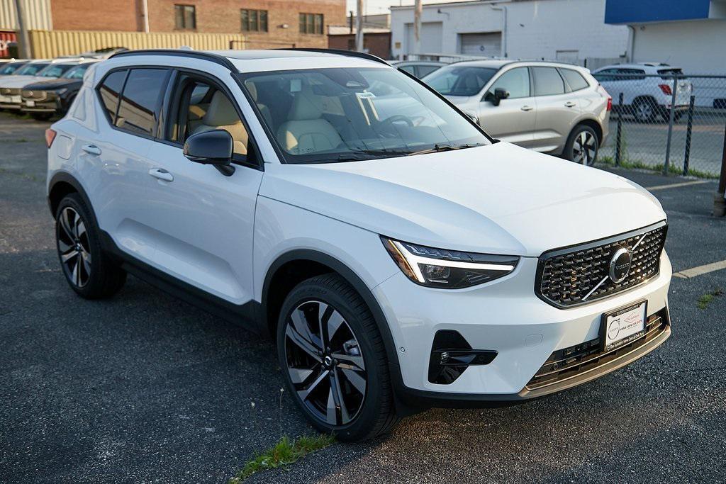 new 2025 Volvo XC40 car, priced at $39,995