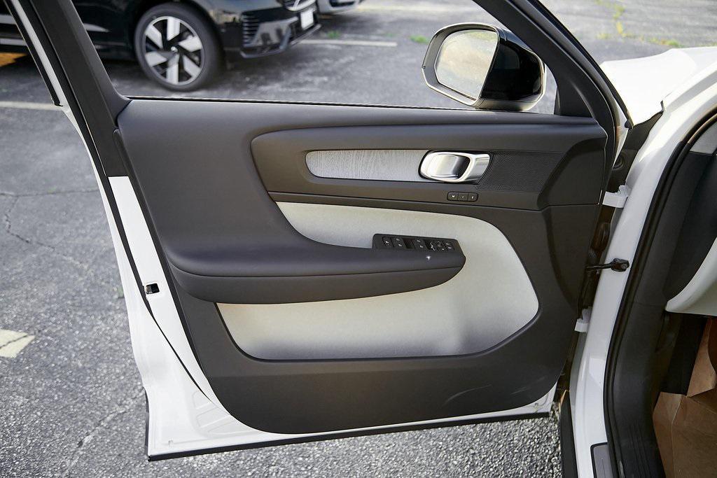 new 2025 Volvo XC40 car, priced at $39,995