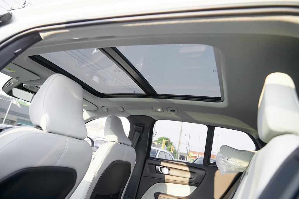 new 2025 Volvo XC40 car, priced at $39,995