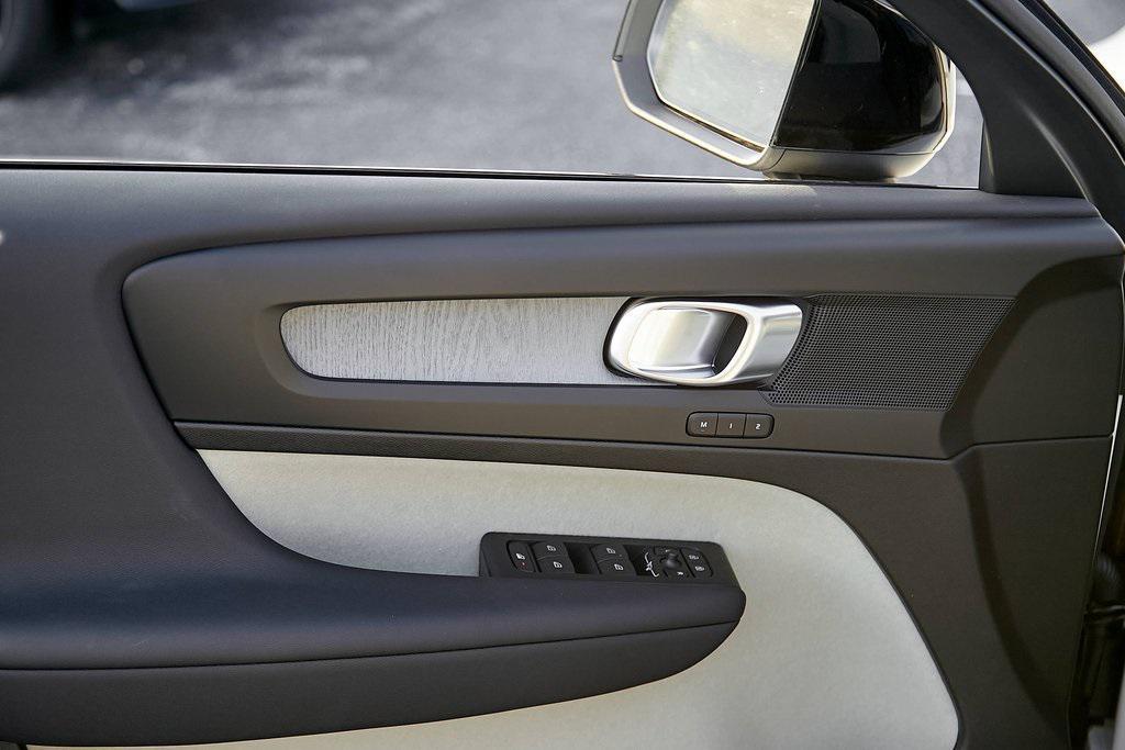 new 2025 Volvo XC40 car, priced at $39,995