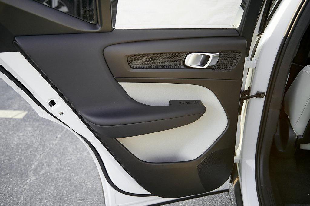 new 2025 Volvo XC40 car, priced at $39,995